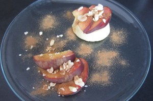 Budino di ricotta con prugne, cannella e mandorle