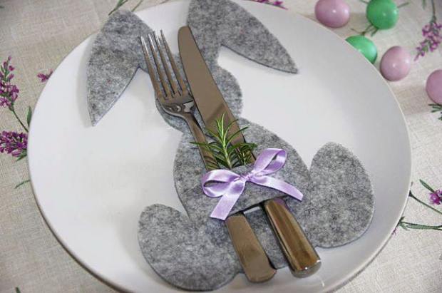 Porta posate - Ritagliate la sagoma di un coniglietto su del panno lenci (o cartoncino) e poi tagliate una piccola asola in cui infilare le posate.