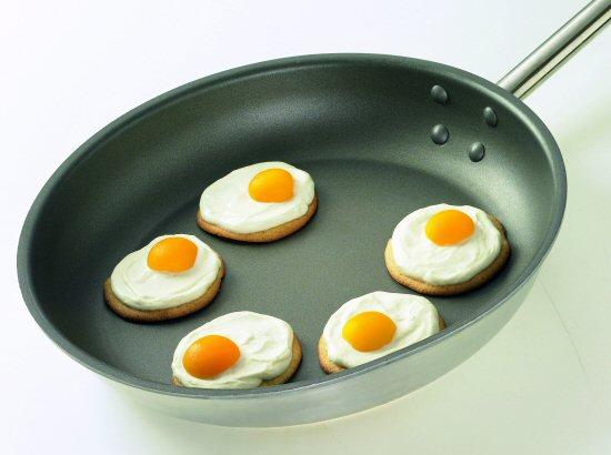 Uovo al tegamino o dolcetto?!? Ecco un'idea simpaticissima per una #dolcetto in tema pasquale: -Biscotti tondi o gallette di riso -Yogurt greco ben compatto -Mezza albicocca sciroppata Magari potreste prepararlo per la colazione di #Pasqua dei bimbi oppure farvi aiutare da loro per prepararla per tutta la famiglia.