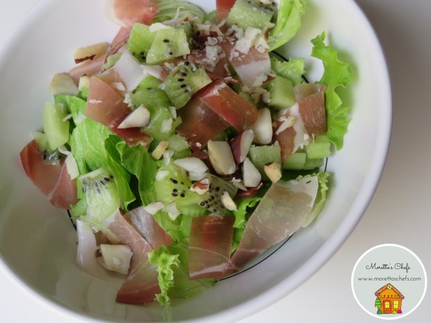 Insalata kiwi e speck con noci del Brasile e sedano croccante - ricetta per Vivere per raccontarla