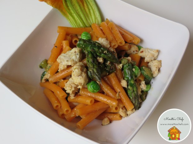 Sedanini di lenticchie rosse con ragù bianco di pollo, verdurine e fiori di zucca