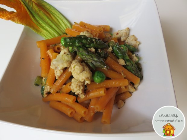 Sedanini di lenticchie rosse con ragù bianco di pollo, verdurine e fiori di zucca