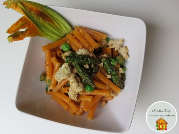 Sedanini di lenticchie rosse con ragù bianco di pollo, verdurine e fiori di zucca