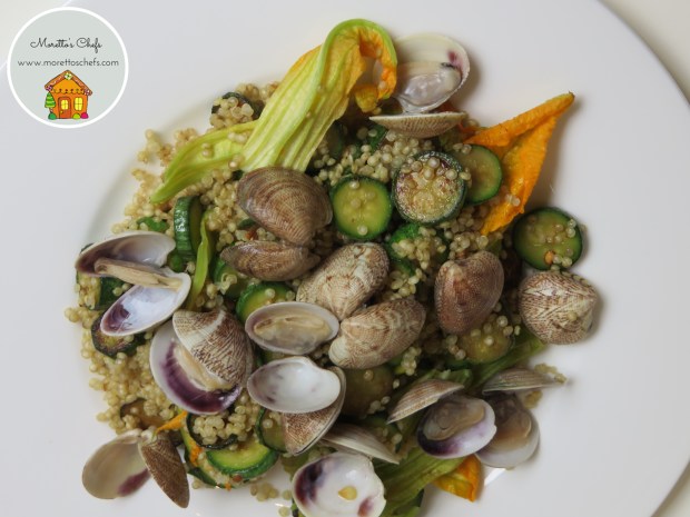 Quinoa con vongole, zucchine e fiori