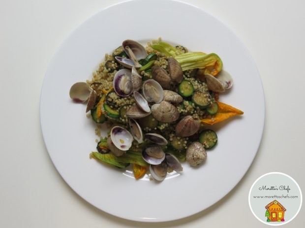 Quinoa con vongole, zucchine e fiori
