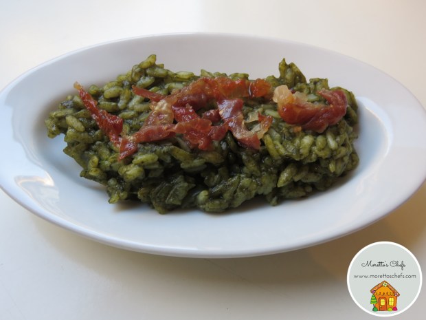 Risotto alla crema di spinaci con pera e crudo croccante - ricetta per Vivere per raccontarla