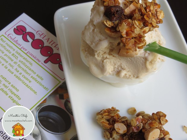 Granola con mandorle e albicocche: topping per il gelato di Scoops, gelateria biologica a Milano