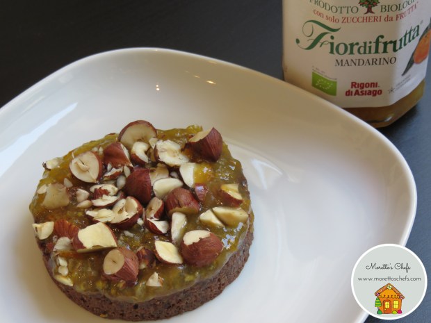 Paleo naked cake al cacao con Fiordifrutta al mandarino e nocciole