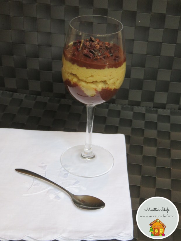 Crema di riso allo zafferano, fave di cacao e salsa al cioccolato