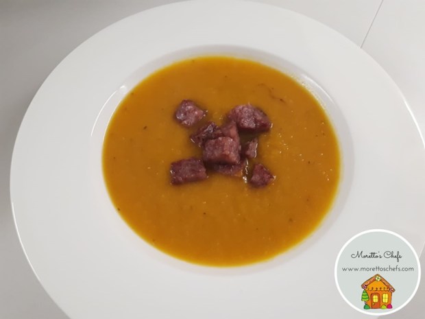 Vellutata con cotechino, zucca e mele